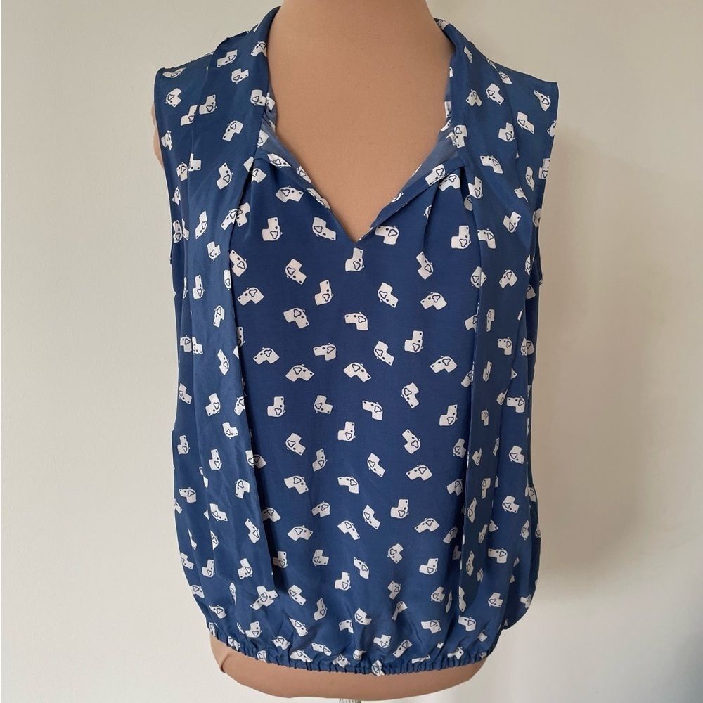 Band of Outsiders Boy. Dog Print Blue Silk Tie Neck Sleeveless Elastic Hem Top 2